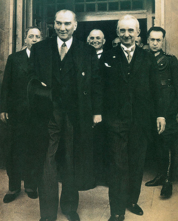 Resimlerle Atatürk